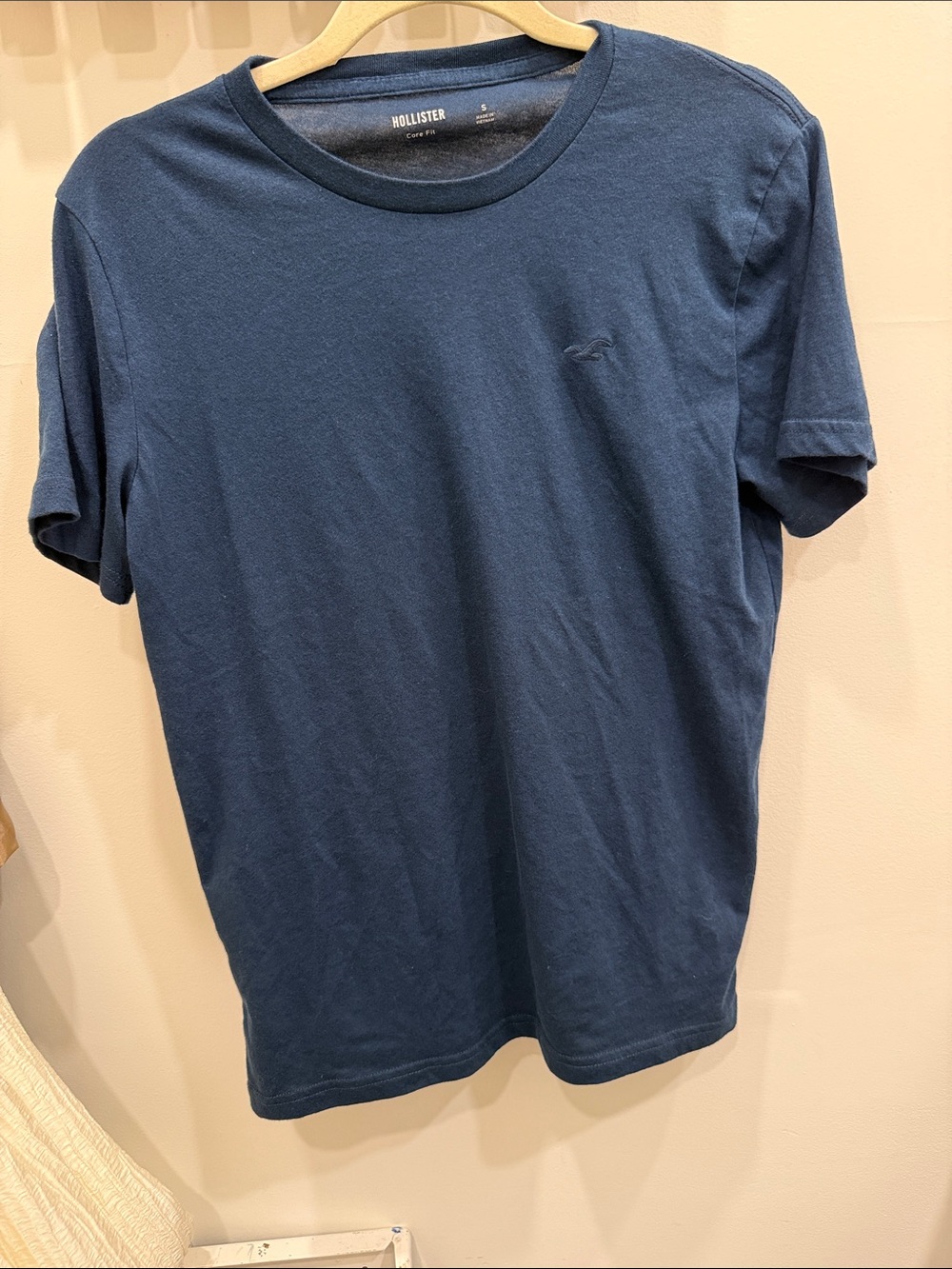 Hollister Men's Dark Navy Crew Tee with Subtle Logo